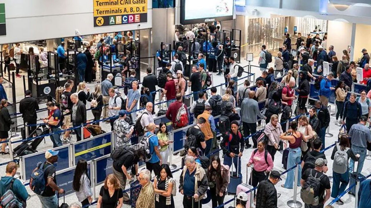 শাটডাউনে বিপর্যস্ত যুক্তরাষ্ট্র, একদিনে বাতিল ১৪০০ ফ্লাইট