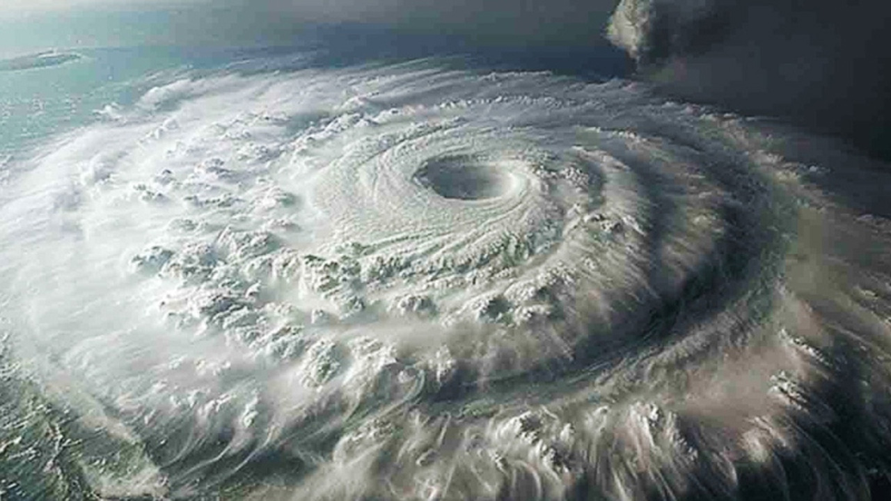 ধেয়ে আসছে ঘূর্ণিঝড় ডিটওয়াহ