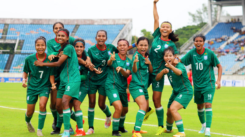 নারী ফুটবলারদের বেতন ১০০ ভাগ বাড়ানোর নির্দেশনা ক্রীড়া উপদেষ্টার