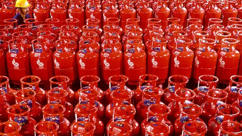 এলপিজির দাম বাড়বে না কমবে, জানা যাবে বিকালে